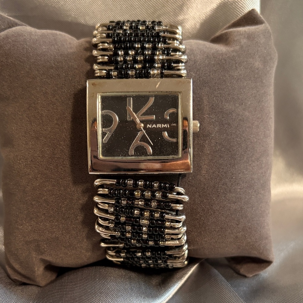Narmi Women's Black and Silver Beaded Watch